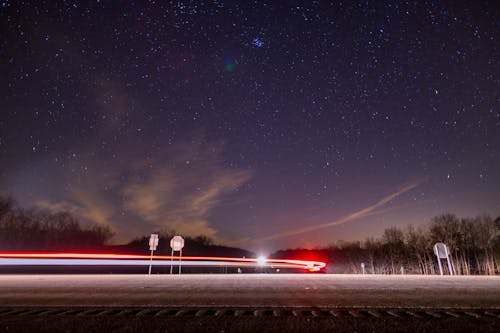 道路上の車のタイムラプス写真