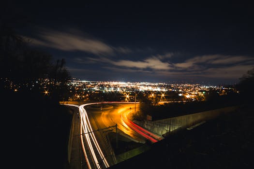 夜间长时间曝光拍摄的查塔努加高速公路，展示了灯光小径和城市灯光