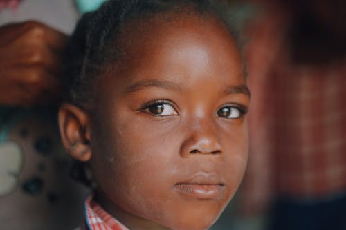 Ilmainen kuvapankkikuva tunnisteilla afrikkalainen tyttö, asu, ebenpuu