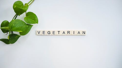Daun Hijau Dekat Ubin Vegetarian Putih