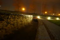 宁静的夜晚，路灯照亮了城市瀑布的静谧，捕捉了夜生活的精髓