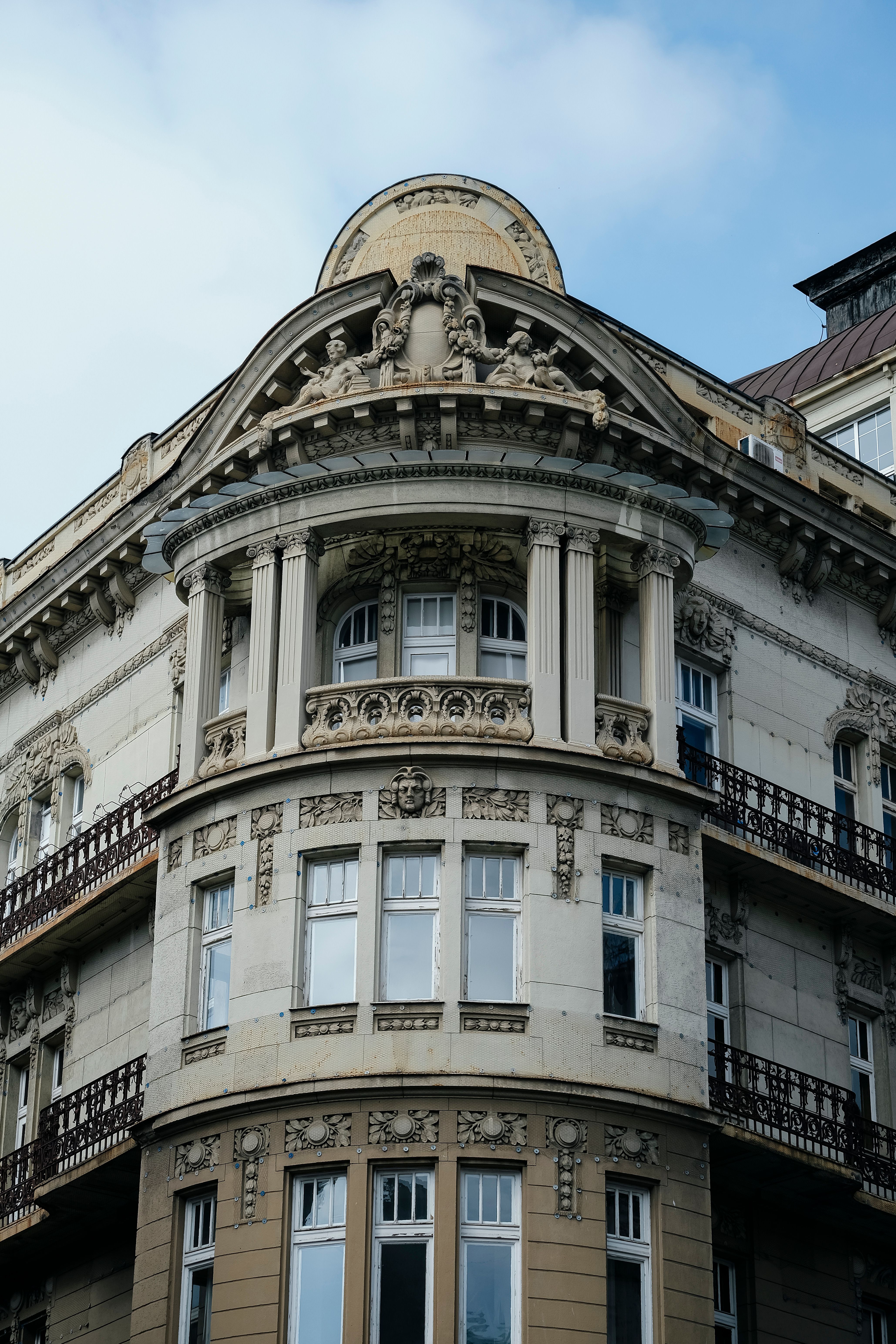 [ColoSach]-elegant-art-nouveau-facade-with-sculptures-and-ornaments-in-belgrade,-serbia.