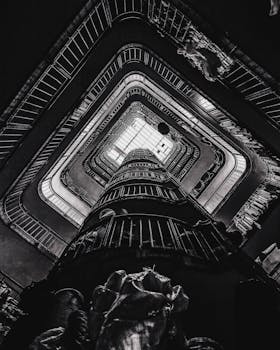 一个黑白楼梯间的视角捕捉了错综复杂的现代建筑