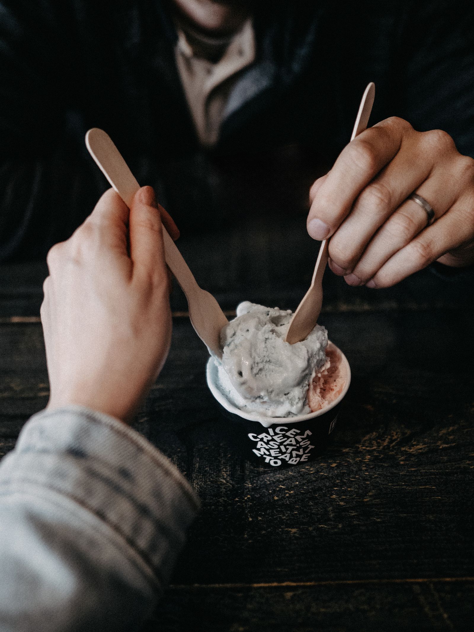 Pot de glace maison partagé à deux cuillères