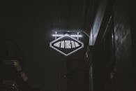 在昏暗的城市环境中，霓虹灯闪烁着“不要对我这样做”的信息