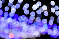 抽象散景中，蓝色和白色的圆形灯形成了充满活力的图案