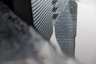 米兰的城市景观中，现代摩天大楼映照在玻璃幕墙上