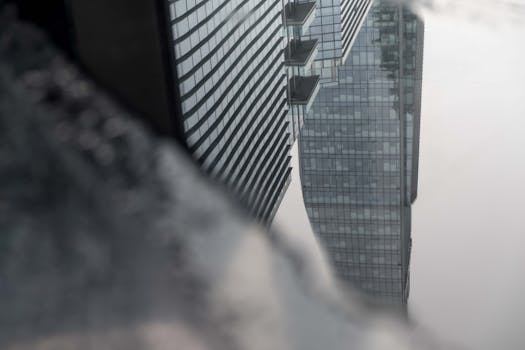 米兰的城市景观中，现代摩天大楼映照在玻璃幕墙上