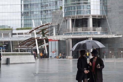 Gratis stockfoto met architectuur, druilerige dag, hedendaagse architectuur