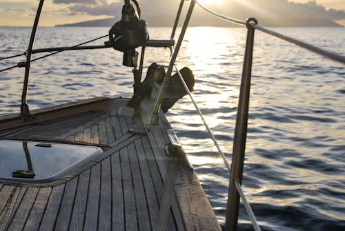 Barco Marrom No Mar