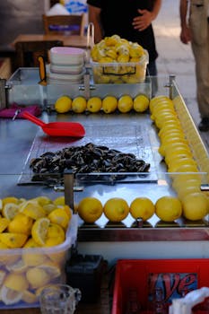 Street food stall in İzmir, Türkiye showcasing fresh lemons and mussels.
