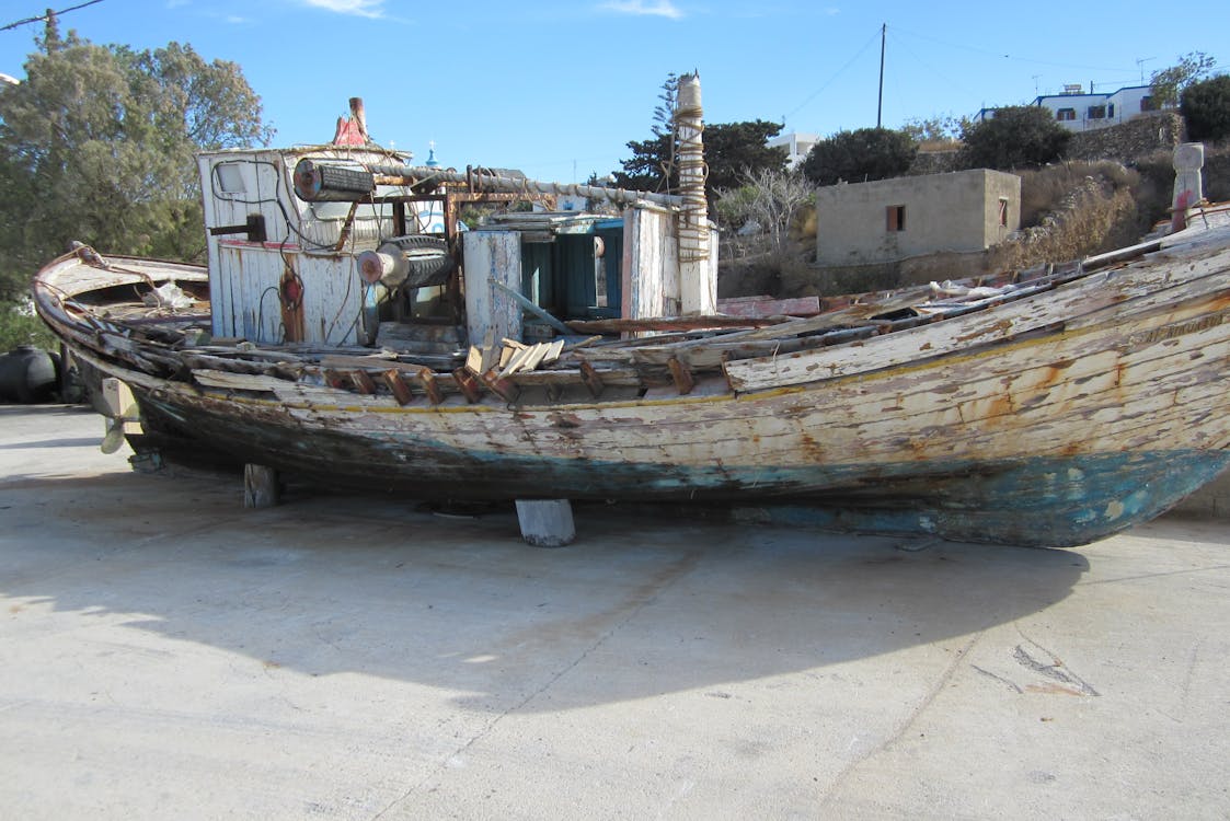 Δωρεάν στοκ φωτογραφιών με αλιευτικό σκάφος, βάρκα, δέντρα Φωτογραφία από στοκ φωτογραφιών