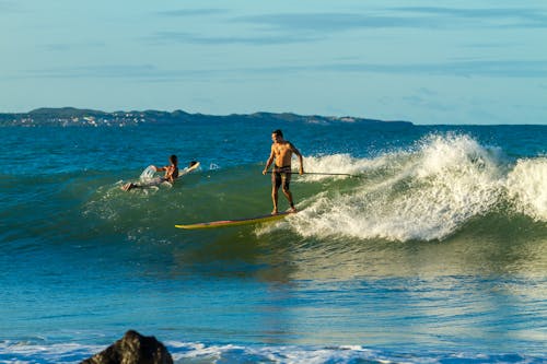 Uomo Che Utilizza La Tavola Da Surf