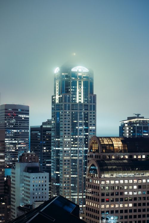 Free Illuminated Seattle skyline at night showcasing modern architecture and skyscrapers. Stock Photo