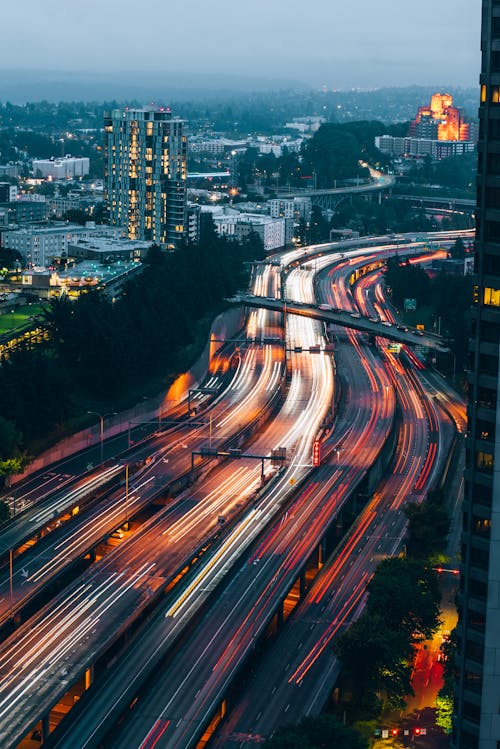 Fotos de stock gratuitas de anochecer, autobús, autopista