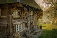 一座风景如画的复古木屋坐落在德国乡村，周围环绕着秋叶