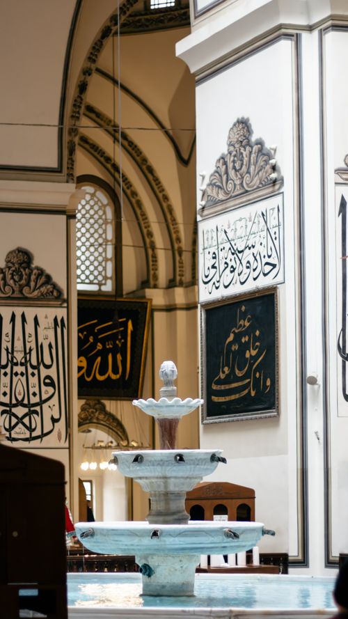 Free Detailed view of the fountain and calligraphy inside the Grand Mosque of Bursa, Türkiye. Stock Photo