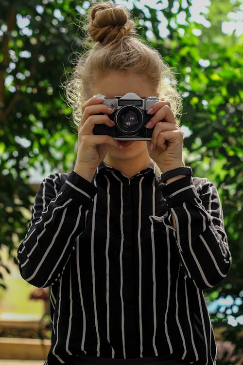 Porträtfoto Der Frau Im Schwarzweiss Gestreiften Oberteil, Das Foto Nimmt