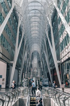 探索布鲁克菲尔德广场迷人的建筑及其标志性的拱形玻璃天花板