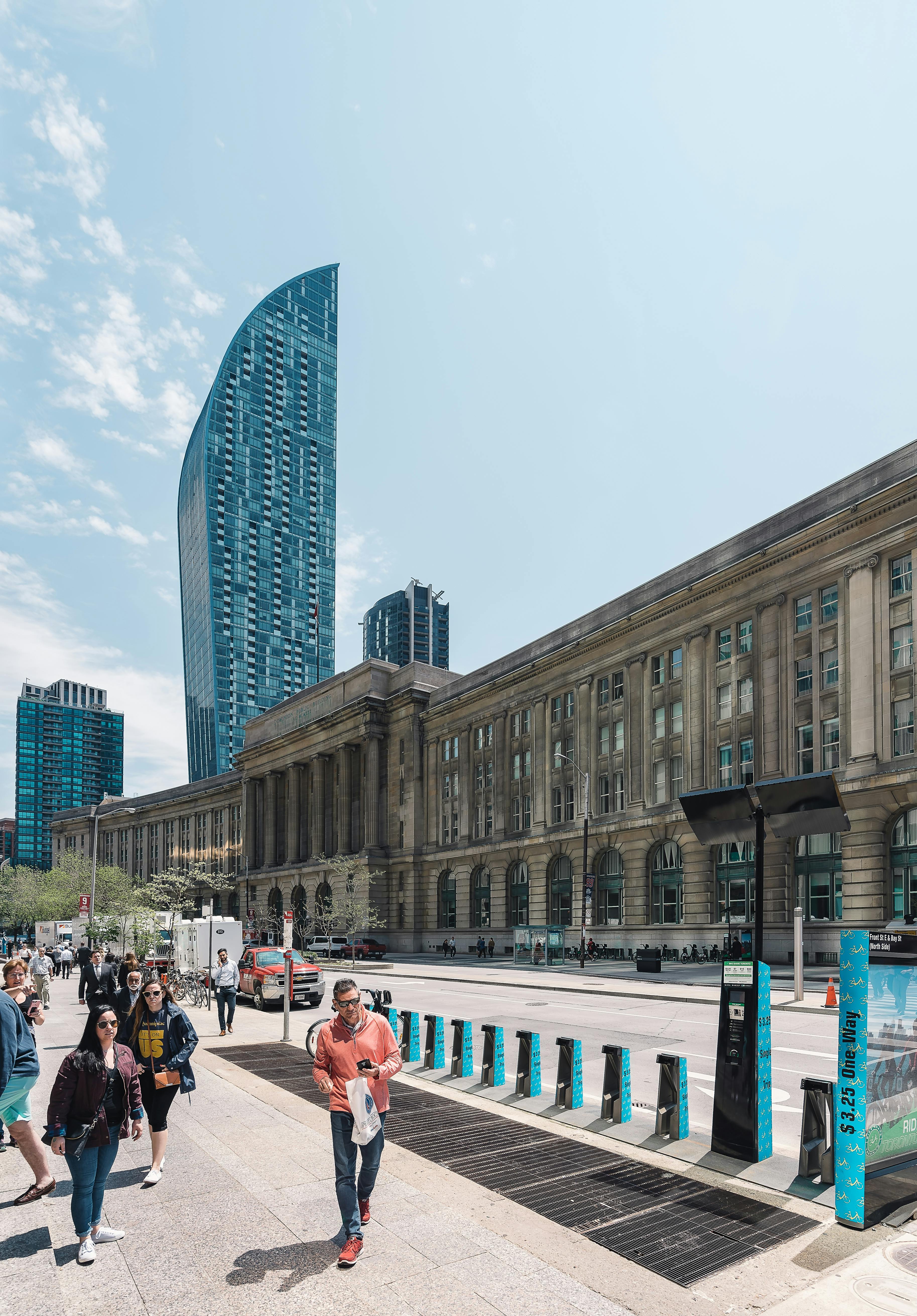 多伦多市中心充满活力的城市景观，展现了现代建筑与繁华的街道生活