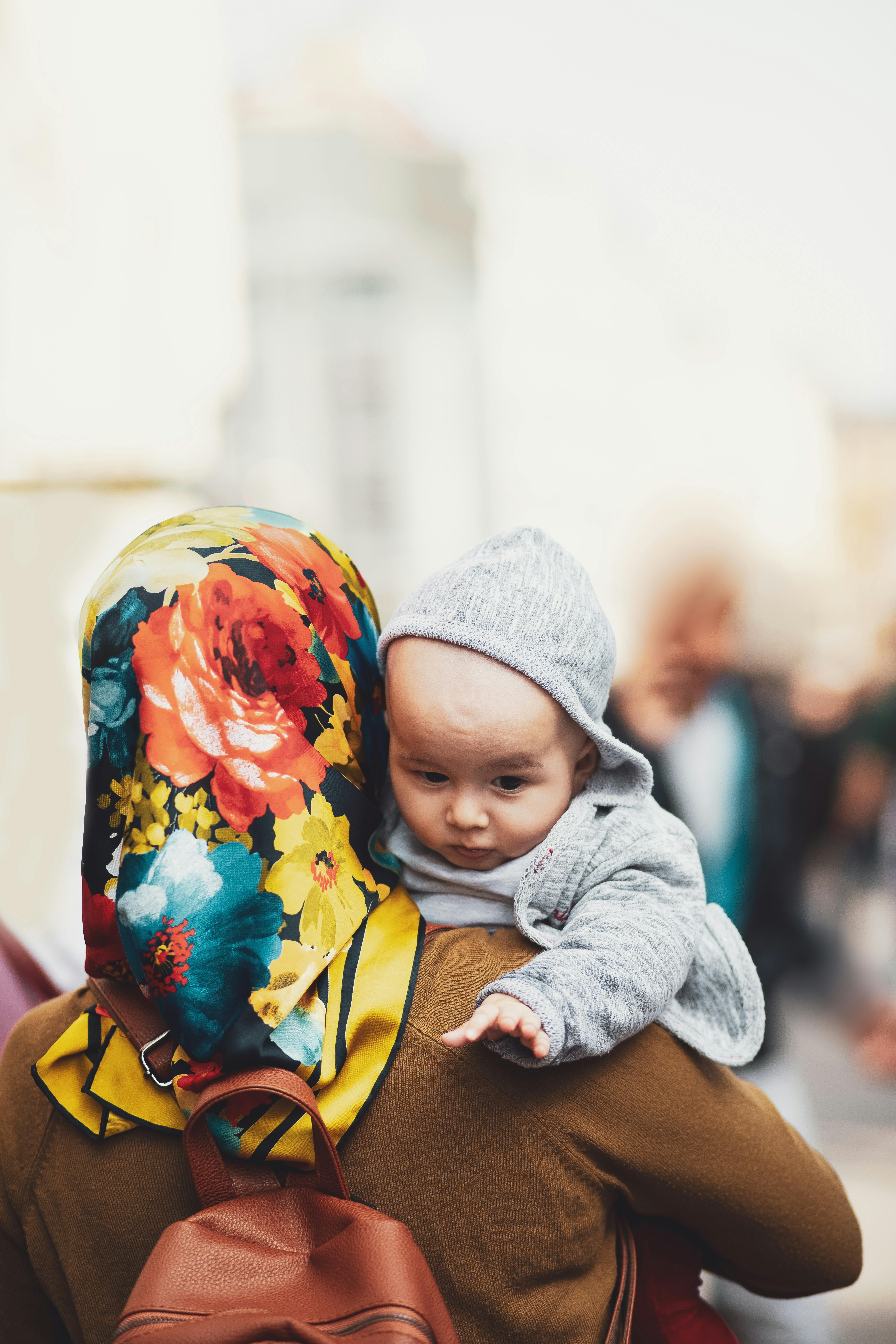 Woman carrying a baby | Photo: Pexels