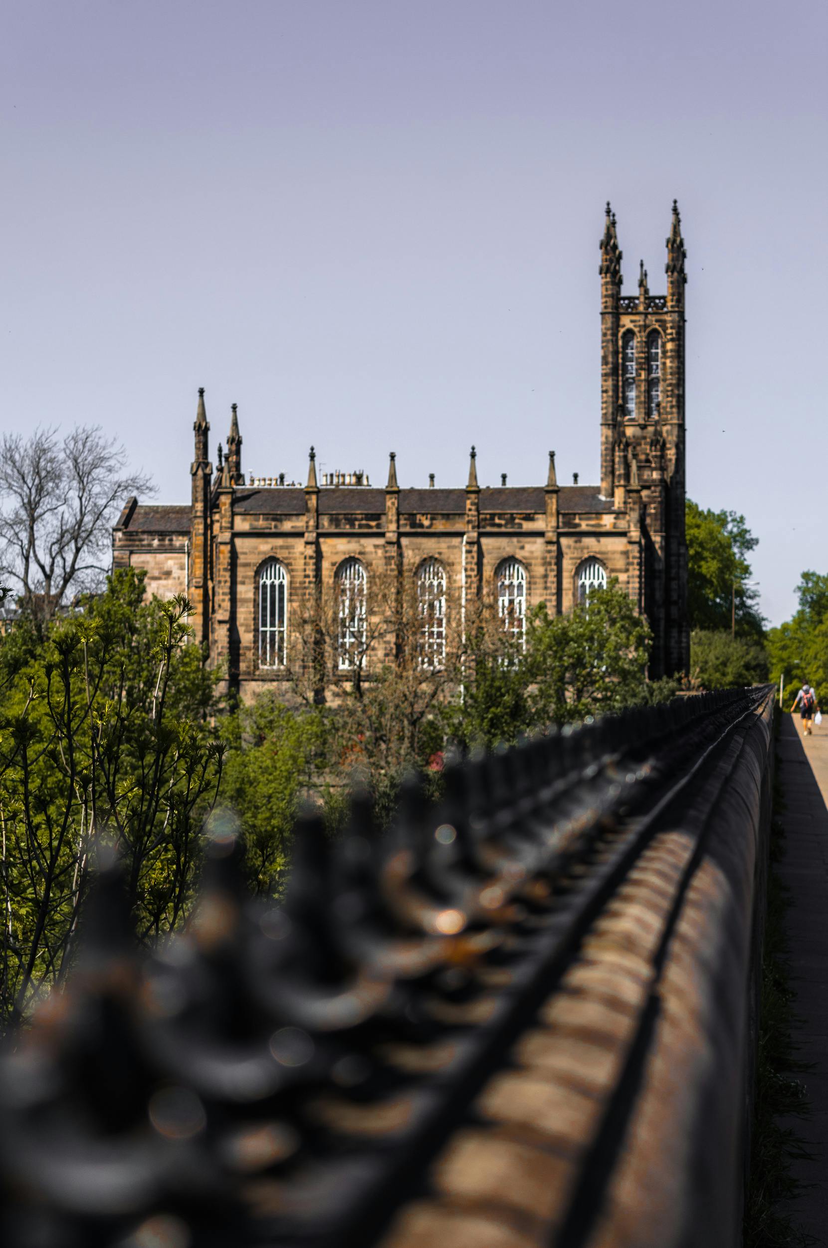爱丁堡哥特式教堂周围环绕着绿色植物，景色壮丽