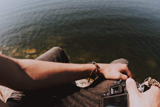 一位摄影师在水头休息，用相机捕捉夏日的宁静时刻