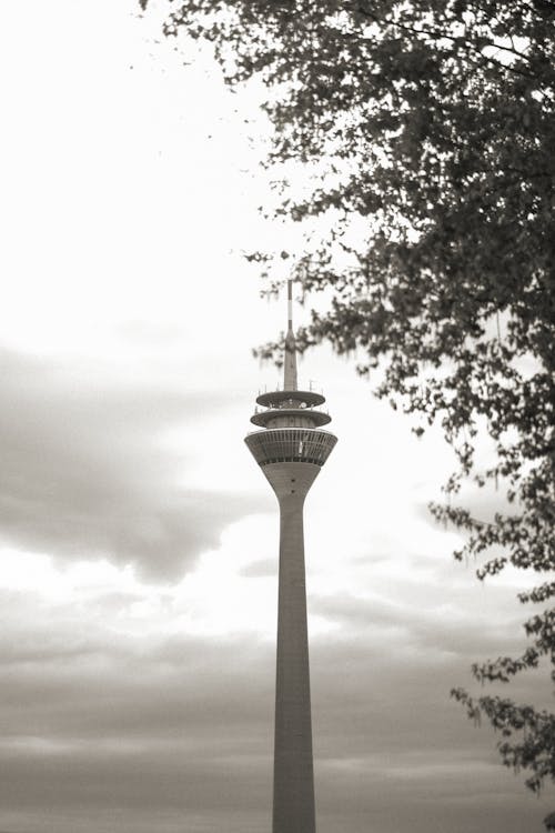 A black and white photo of the tv tower