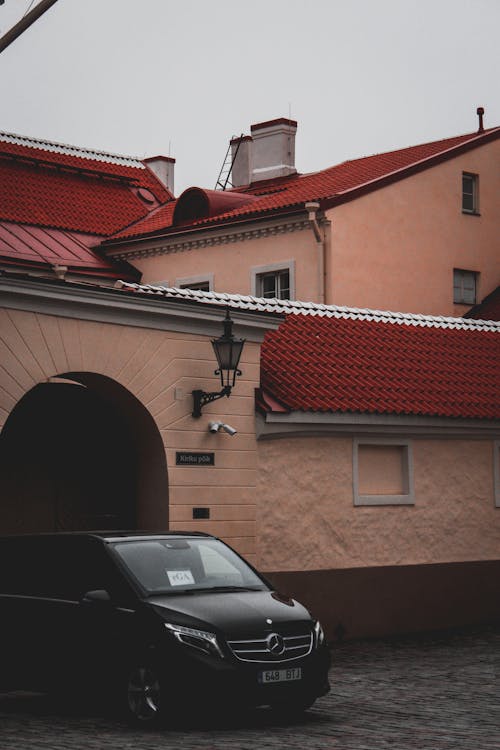 Czarny Mercedes Benz Van W Pobliżu Domu