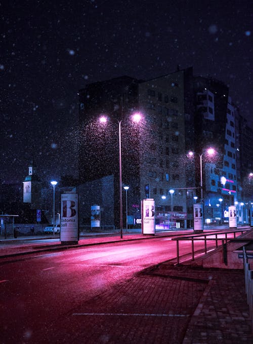 Уличные фонари включаются возле зданий ночью