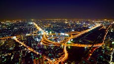 曼谷夜间天际线明亮，高速公路繁忙的鸟瞰图令人惊叹