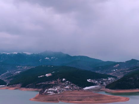 空中拍摄了一幅戏剧性的画面：一个多山岛屿被水和阴云笼罩