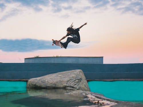 Uomo A Metà Di Aria Con Lo Skateboard