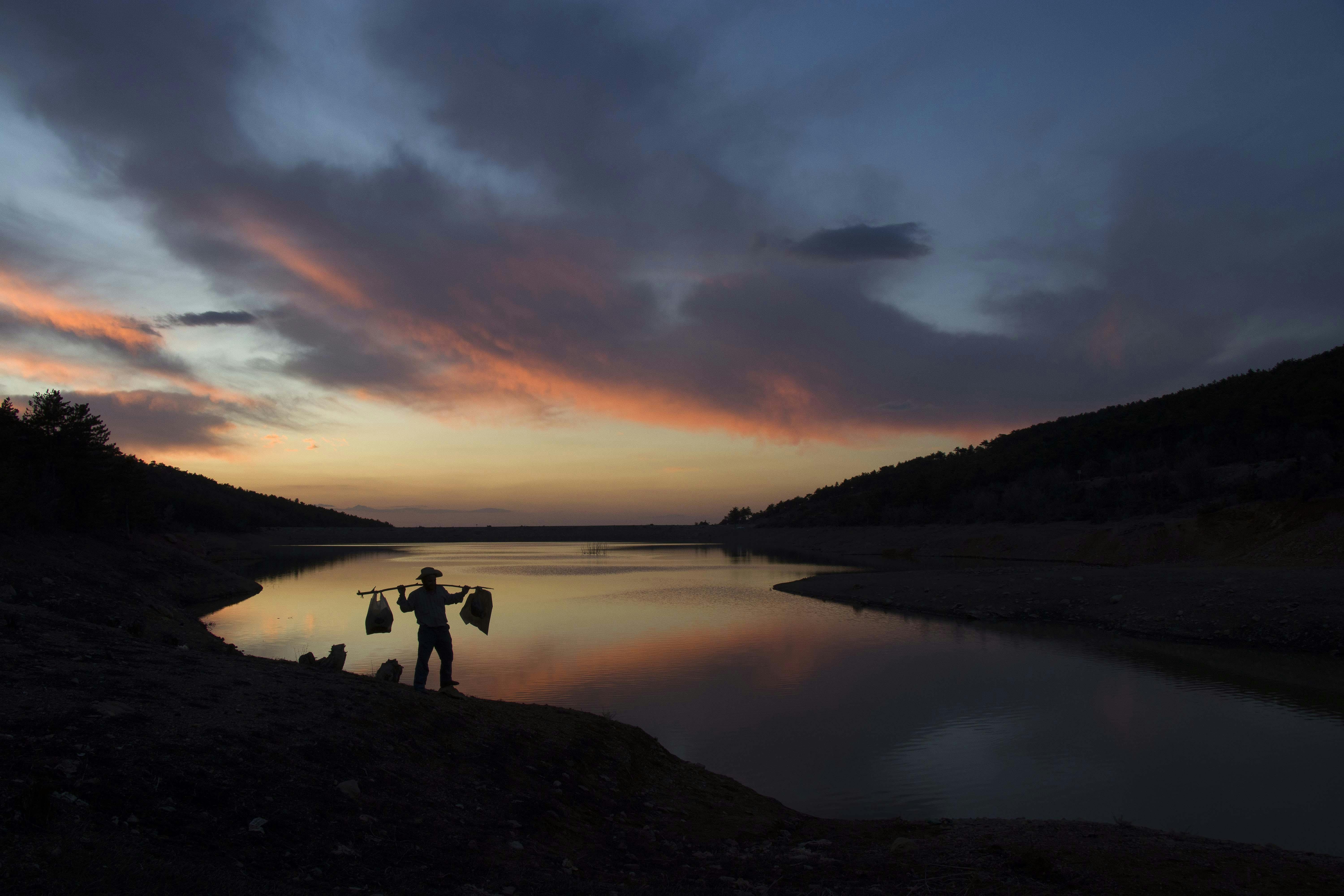 美丽的湖畔风景摄影
