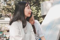 两名年轻女子在夏日户外共享友谊与放松时光