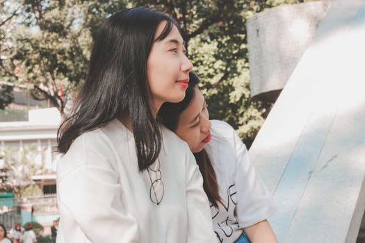 两名年轻女子在夏日户外共享友谊与放松时光