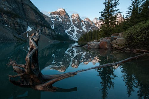 Fotografia De Paisagem De Montanha E Corpo D'água