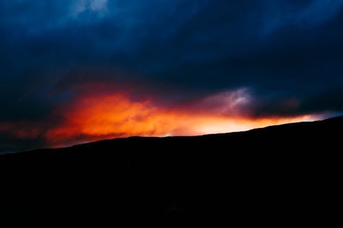 Foto Da Silhueta De Montanhas Durante A Hora Dourada