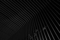 抽象图像以深色、金属质感和图案设计，呈现出迷人的质感