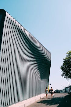 在晴朗的蓝天下，独特的建筑以低角度被拍摄