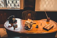 经典的办公桌设置，搭配旋转电话、文件和木质设计，营造出复古的氛围