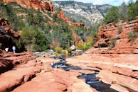 探索这片宁静峡谷中令人叹为观止的红色岩层与流动的河流