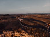 黄昏时分，鸟瞰西班牙塞哥维亚沙漠景观中蜿蜒的道路