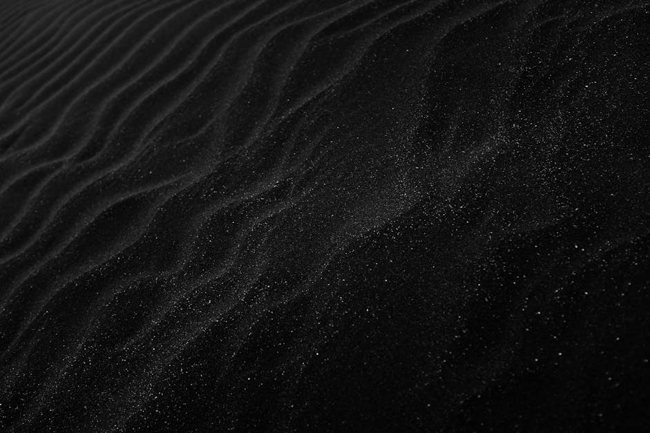 Đồi cát đen: Không còn là màu sắc gò bó của những đồi cát trắng, đồi cát đen cũng có vẻ đẹp và sự huyền bí riêng của nó. Hãy cùng chiêm ngưỡng hình ảnh đồi cát đen nổi bật giữa những cát trắng vô tận, với những dáng cong và những đường nét mềm mại như tình cảm của người yêu.