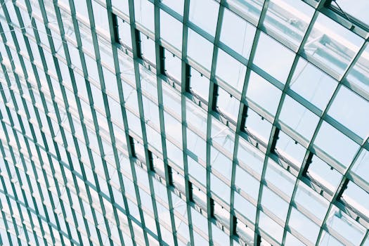 从这个角度拍摄的玻璃和钢结构，探索现代建筑的优雅