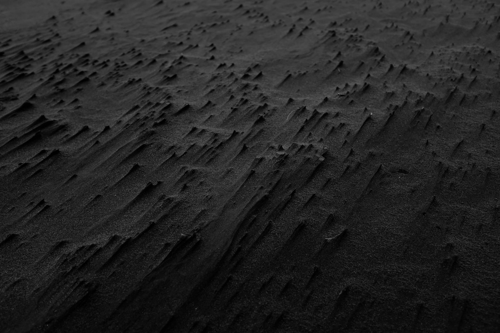 Black Sand OLED 4K wallpaper