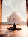 面对标志性的泰姬陵，一个人在日出时冥想，捕捉着那份宁静与威严