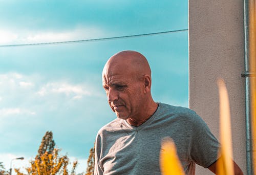 Man wearing a gray v-neck shirt