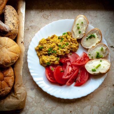 Scrambled eggs with tomato on a plate, photo by Mateusz Karwowski Szymkowski on Pexels