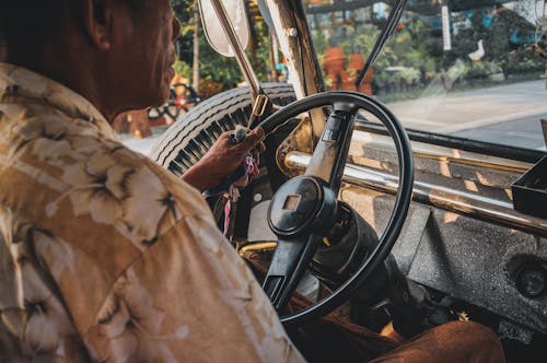 男子駕駛汽車